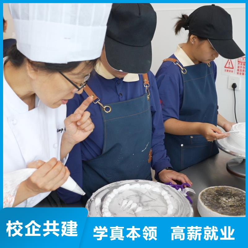 中西糕點培訓學員作品中西糕點專業(yè)畢業(yè)即就業(yè)，名企合作，直達崗位！全程實操