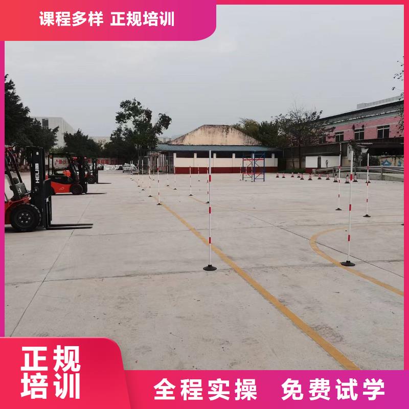 河間挖掘機學(xué)校包吃住嗎就業(yè)不擔(dān)心