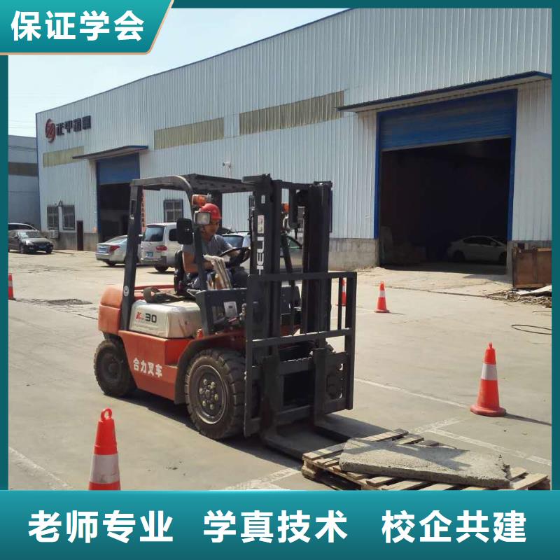 豐南挖掘機學校包吃住嗎專業(yè)齊全