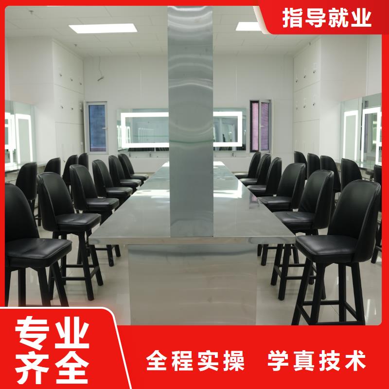 安平參觀美容美發(fā)實(shí)訓(xùn)教室?guī)熧Y力量強(qiáng)