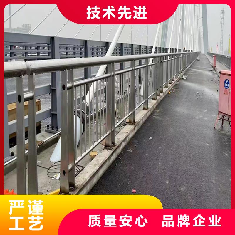 304不銹鋼碳素鋼復(fù)合管護欄工廠現(xiàn)貨供應(yīng)原材料把控嚴格不銹鋼防撞護欄每一處都是匠心制作