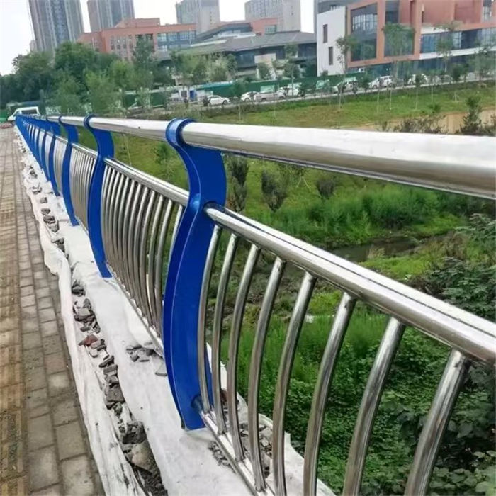 道路隔離欄桿現(xiàn)貨質(zhì)量好