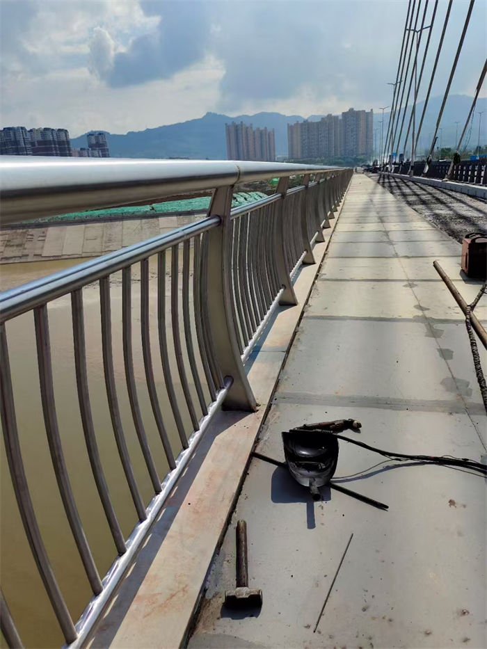道路隔離欄桿現(xiàn)貨質(zhì)量好