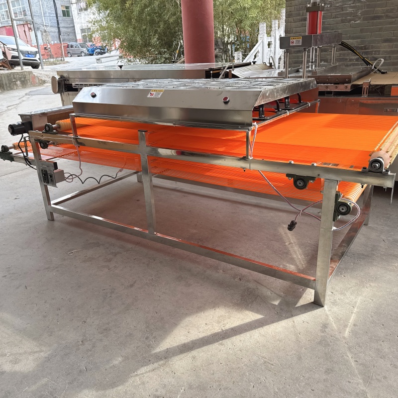 瓊海市焦饃機設(shè)備來廠考察電加熱