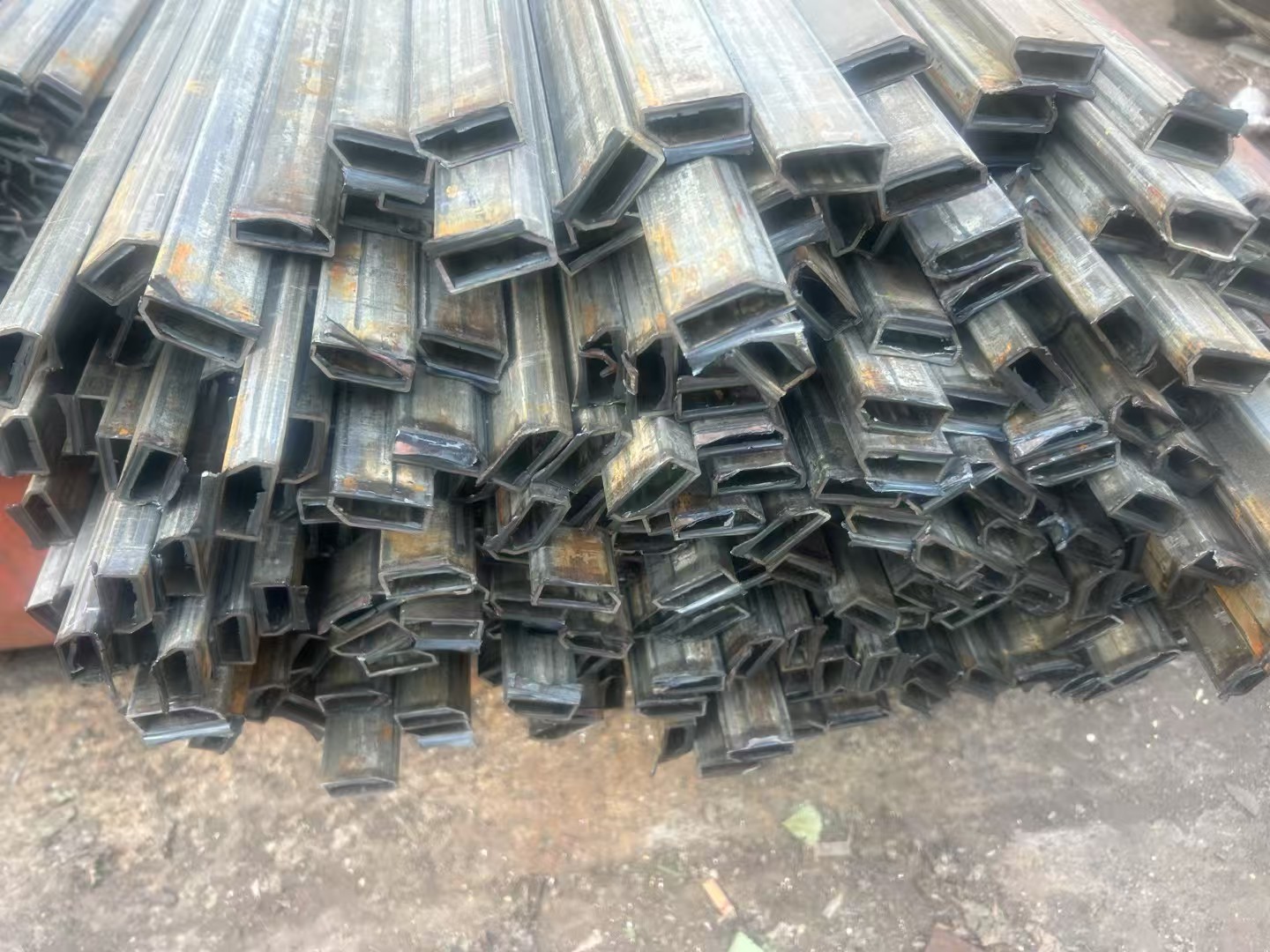 買201不銹鋼大口徑橢圓管認(rèn)準(zhǔn)朝陽凌源東匯金屬制品有限公司