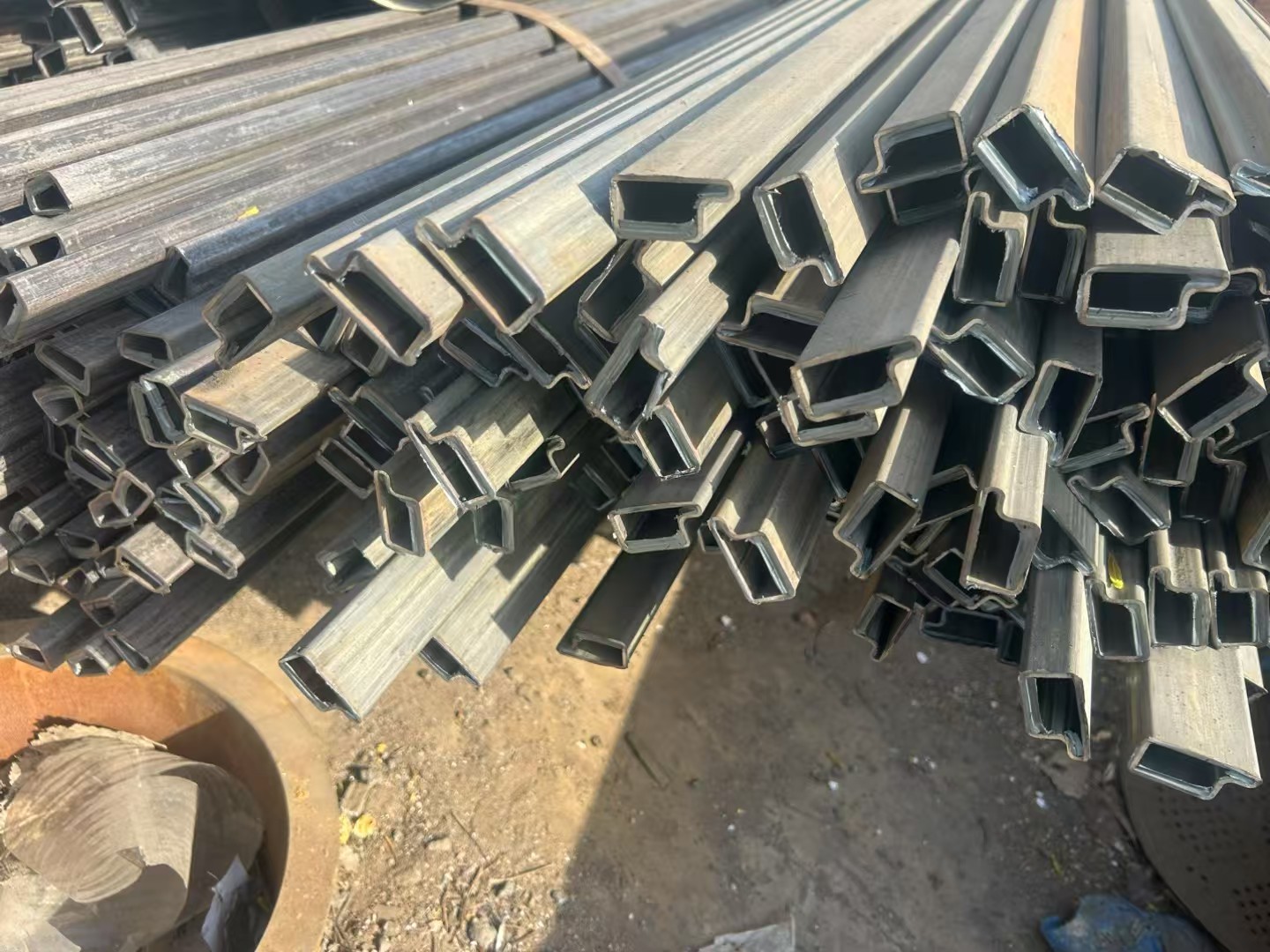 張家口萬(wàn)全201不銹鋼雙凹槽管生產(chǎn)廠家正規(guī)靠譜