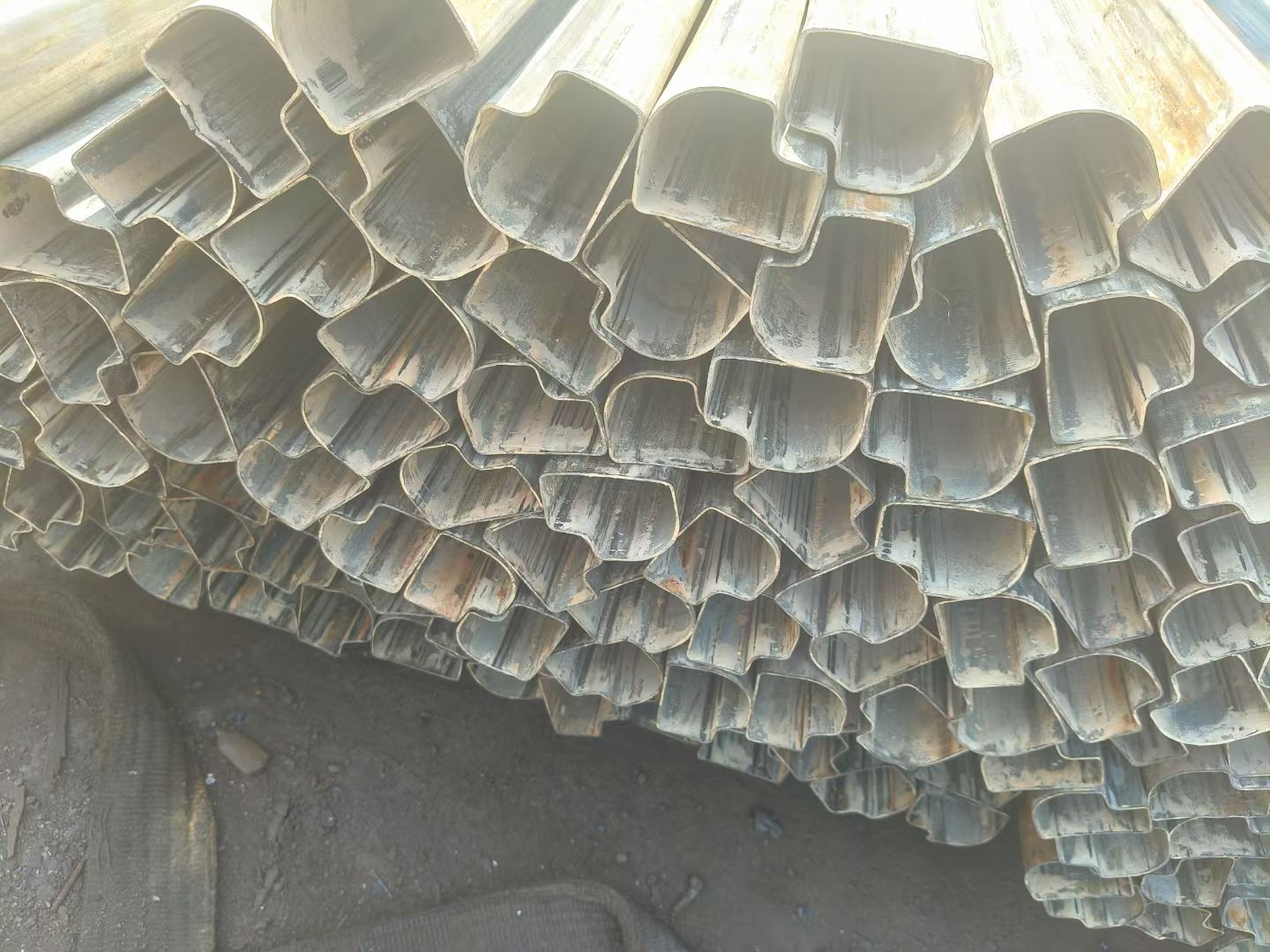 優(yōu)質(zhì)的雅安雨城50*72鍍鋅凹槽管供應(yīng)商