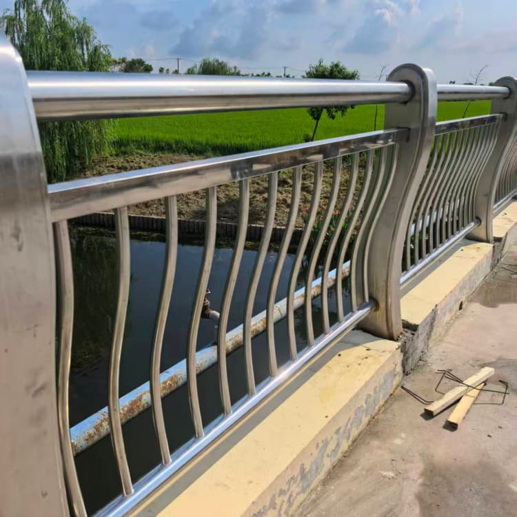 越西不銹鋼護(hù)欄,道路防撞護(hù)欄您身邊的廠家