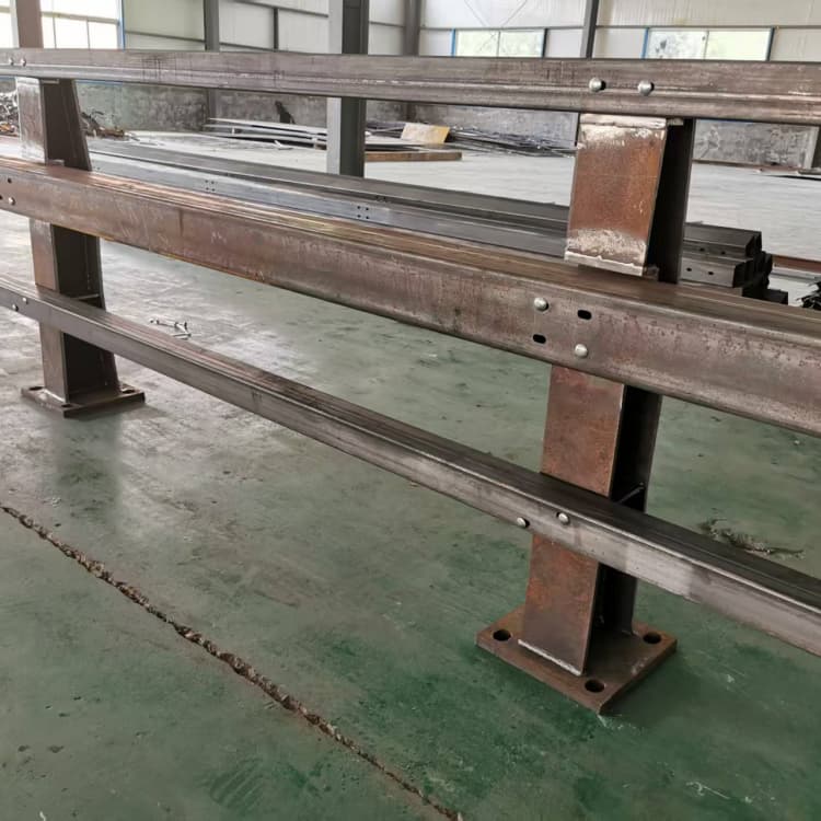 高碑店不銹鋼護(hù)欄304復(fù)合管河道防護(hù)欄桿工廠批發(fā)