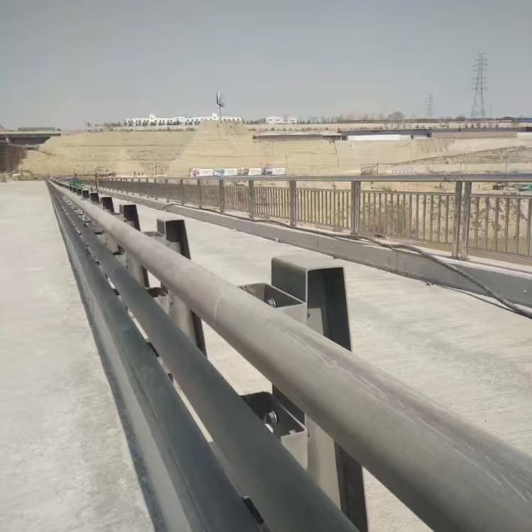 上林不銹鋼護(hù)欄201大橋市政道路細(xì)節(jié)嚴(yán)格凸顯品質(zhì)