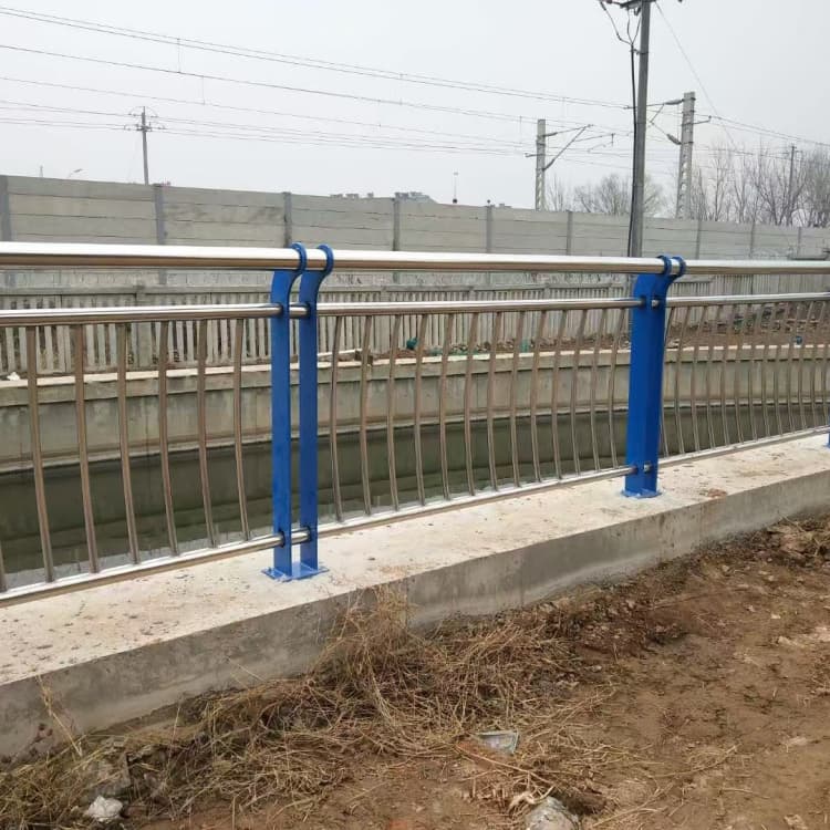 石門不銹鋼護(hù)欄304復(fù)合管河道防護(hù)欄桿出廠價(jià)