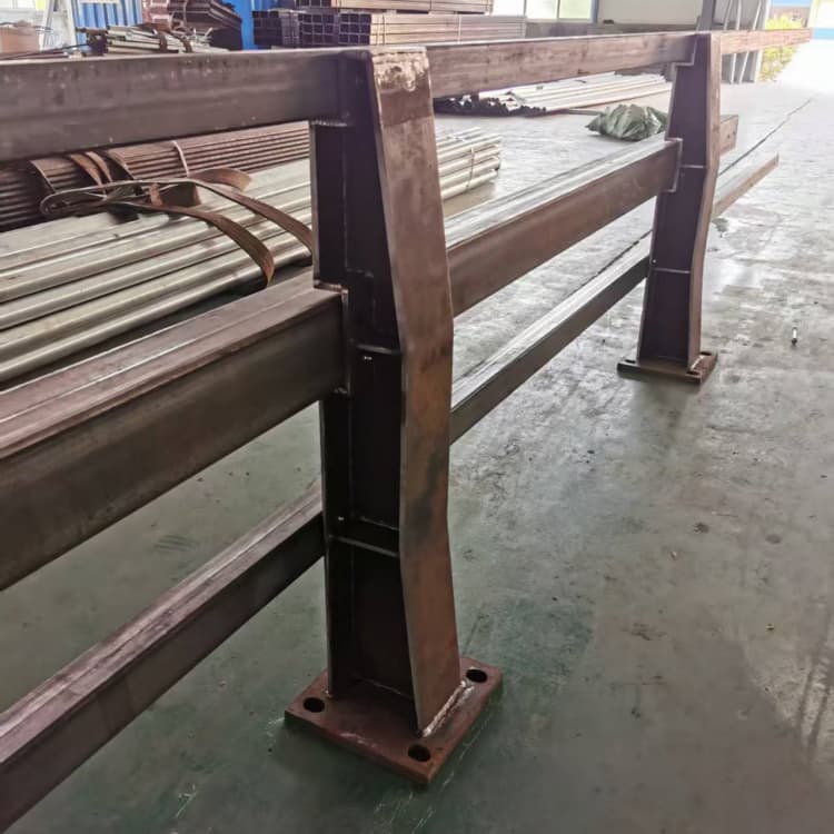 不銹鋼護(hù)欄防撞護(hù)欄應(yīng)用廣泛