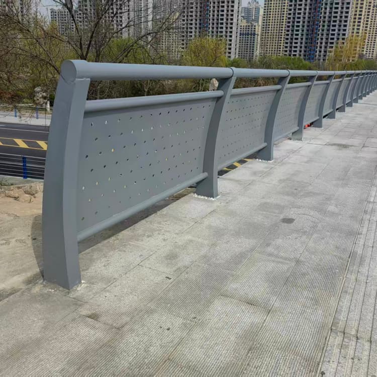 張北護(hù)欄復(fù)合管護(hù)欄廠家直銷售后完善