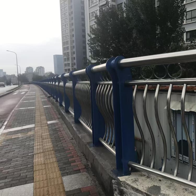 隴川護(hù)欄防撞護(hù)欄出貨及時(shí)