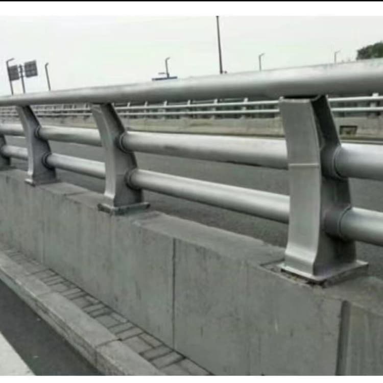 呼瑪護(hù)欄鋁合金護(hù)欄價格公道合理