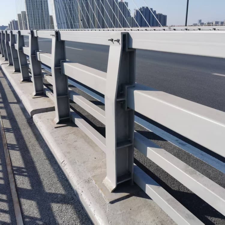 九龍坡護欄-復(fù)合管護欄真實拍攝品質(zhì)可靠