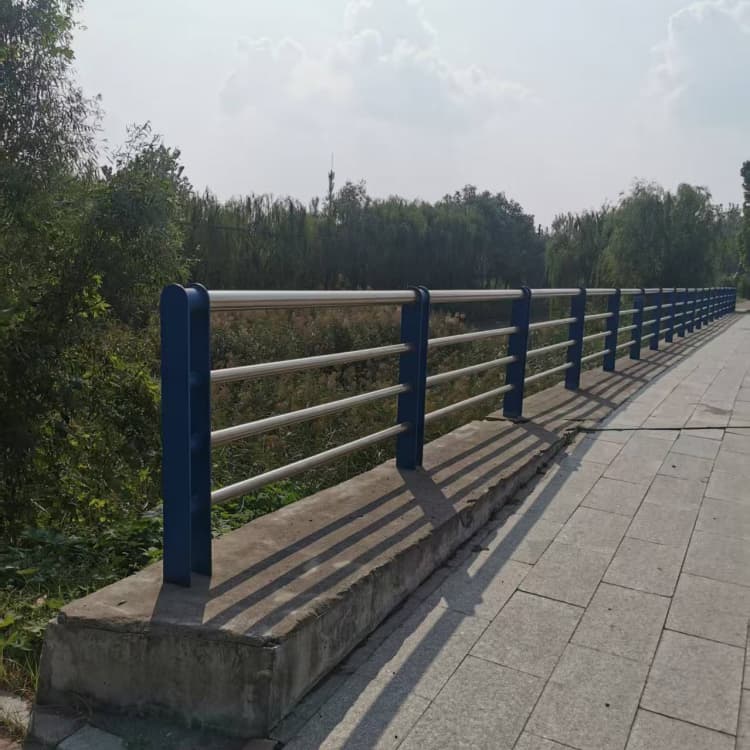 金臺護欄站臺欄桿質(zhì)優(yōu)價保