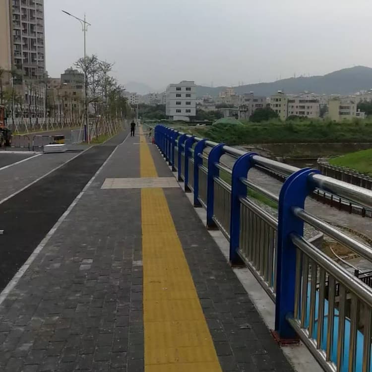 灣里護(hù)欄,高鐵護(hù)欄廠家貨源