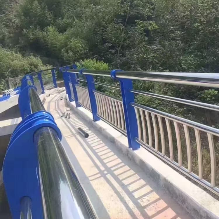 九寨溝護(hù)欄防撞護(hù)欄細(xì)節(jié)嚴(yán)格凸顯品質(zhì)