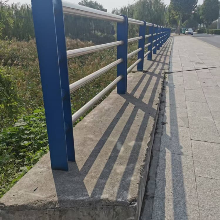 定邊防撞護(hù)欄鋅鋼護(hù)欄多種優(yōu)勢(shì)放心選擇