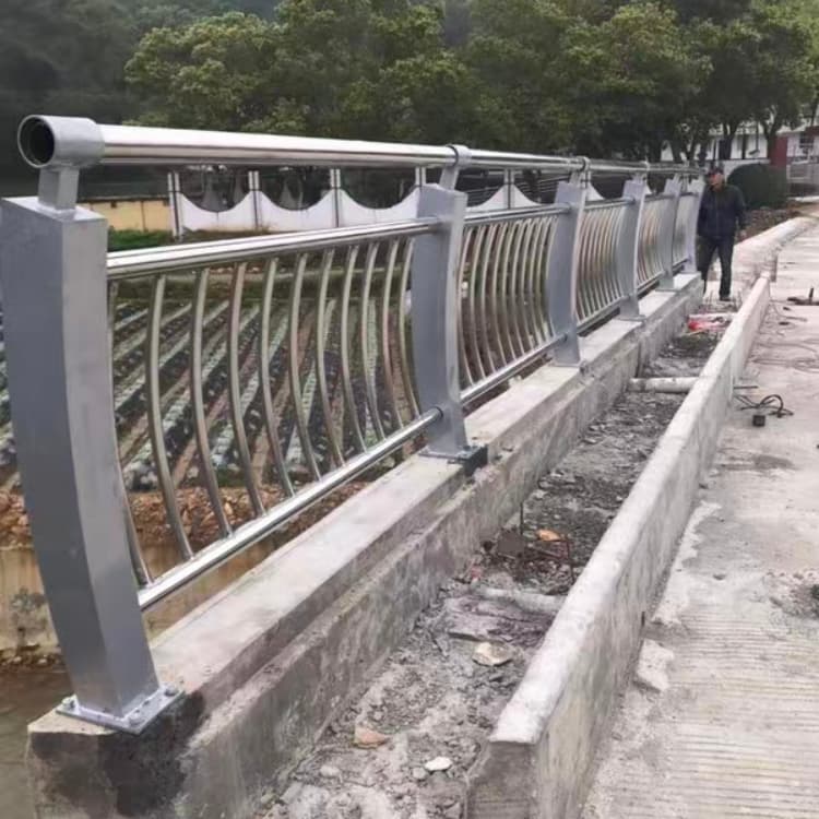 東昌防撞護(hù)欄景觀護(hù)欄聯(lián)系廠家