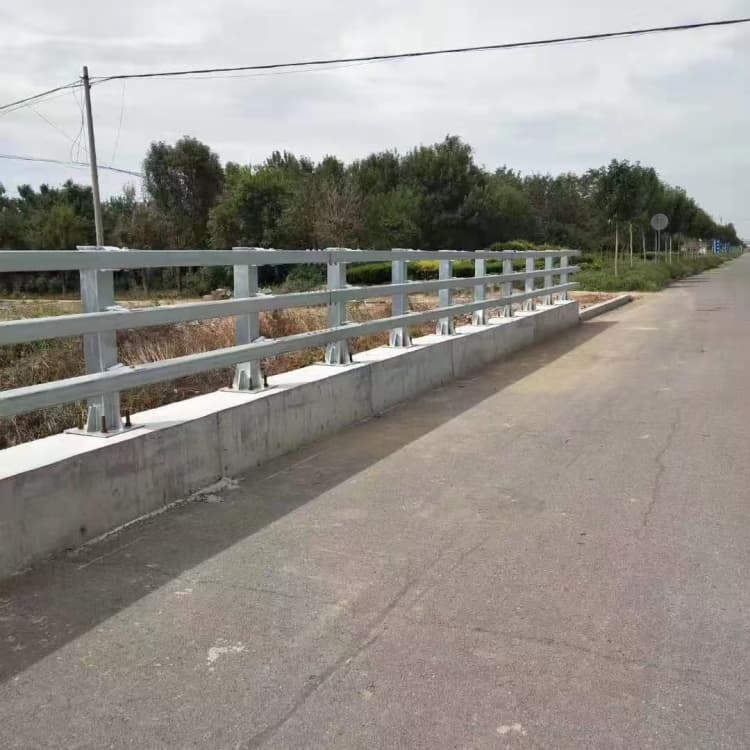 蒙城防撞護(hù)欄不銹鋼燈光護(hù)欄專注產(chǎn)品質(zhì)量與服務(wù)