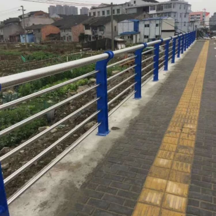 山城防撞欄桿304不銹鋼復(fù)合管護(hù)欄好品質(zhì)用的放心