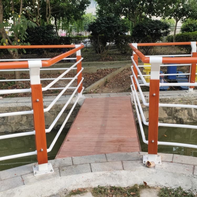 防撞欄桿304不銹鋼復(fù)合管護欄工藝成熟