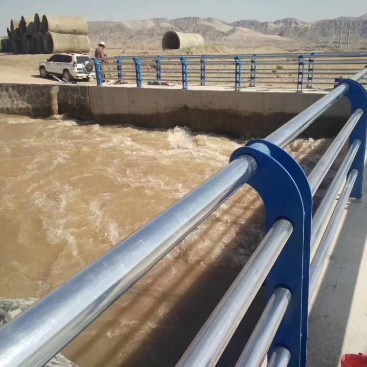 駐馬店景觀護(hù)欄防撞欄桿廠家貨源穩(wěn)定