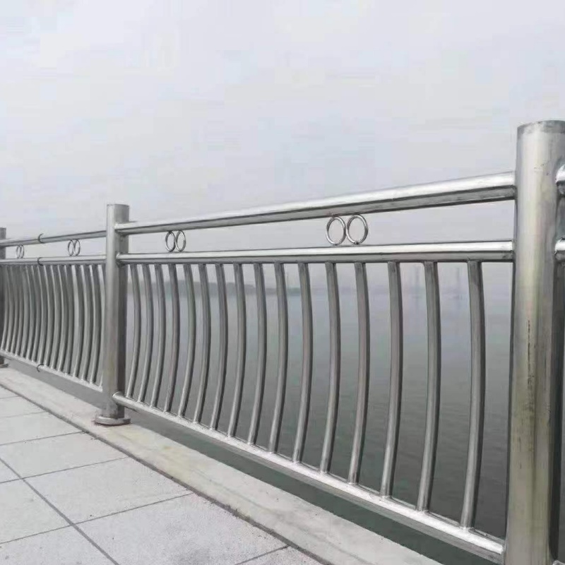 鋁合金護(hù)欄實(shí)拍展現(xiàn)