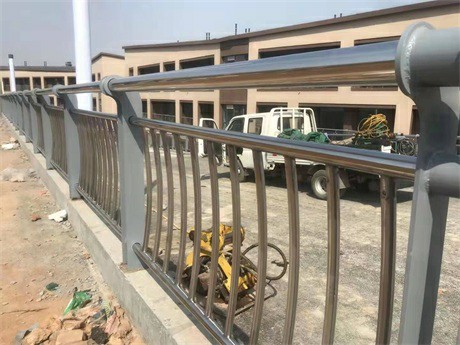 阿里供應(yīng)批發(fā)鄭州不銹鋼復(fù)合管護(hù)欄-熱銷