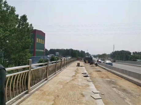 湖北孝感市圓管防撞欄桿樣式