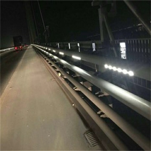 興安不銹鋼欄桿外復(fù)201不銹鋼復(fù)合管城市景觀不銹鋼護(hù)欄