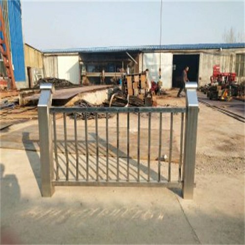 江蘇靖江市不銹鋼碳素鋼復(fù)合管護欄市場行情