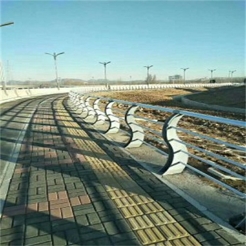 安丘201不銹鋼復(fù)合管欄桿工廠