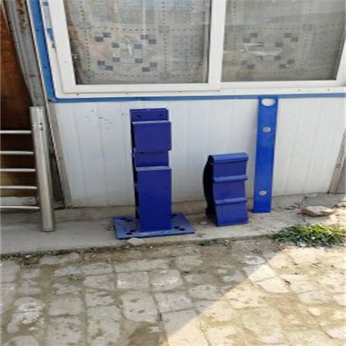 普洱不銹鋼復(fù)合管護(hù)欄廠家直銷噴塑立柱