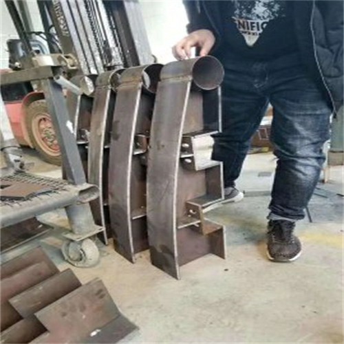 日喀則不銹鋼碳素鋼復(fù)合管欄桿不銹鋼碳素鋼復(fù)合管護(hù)欄價(jià)格不銹鋼復(fù)合管橋梁防撞欄桿