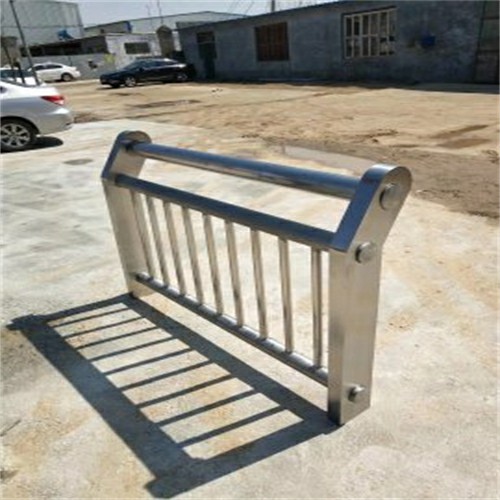 江蘇淮安市隔離不銹鋼人行道欄桿優(yōu)惠價(jià)格