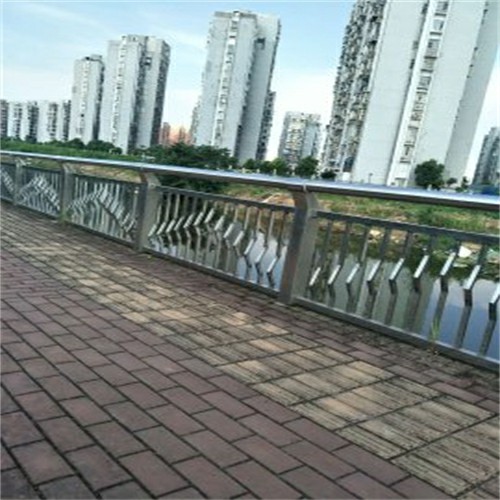 廠家熱線曲靖復(fù)合管護(hù)欄	