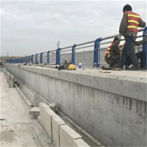 隔離燈光鋁藝護(hù)欄可接大單急單