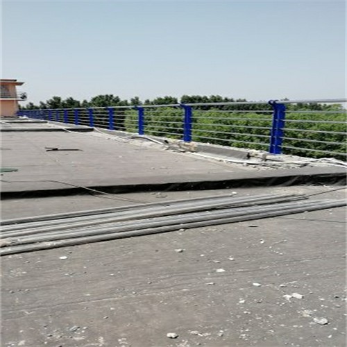 北京不銹鋼碳素鋼復(fù)合管欄桿不銹鋼碳素鋼復(fù)合管護(hù)欄價(jià)格不銹鋼復(fù)合管天橋欄桿