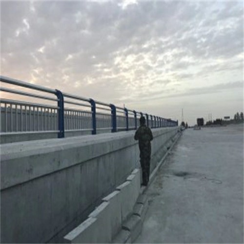 宿遷不銹鋼景觀護(hù)欄高鐵站護(hù)欄不銹鋼復(fù)合管樓梯欄桿