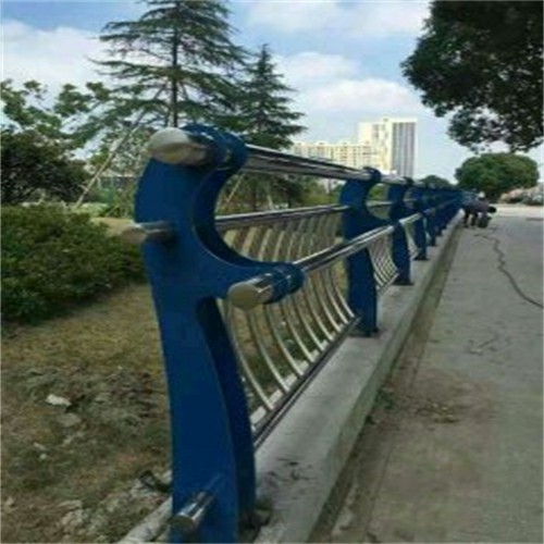 萊蕪正規(guī)不銹鋼復合管護欄安裝廠家