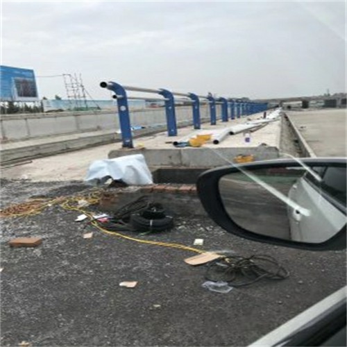 烏蘭察布304不銹鋼復(fù)合管鋼管護欄不銹鋼復(fù)合管天橋欄桿