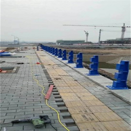 臨滄不銹鋼橋梁防撞護(hù)欄道路防撞護(hù)欄碳素鋼管護(hù)欄