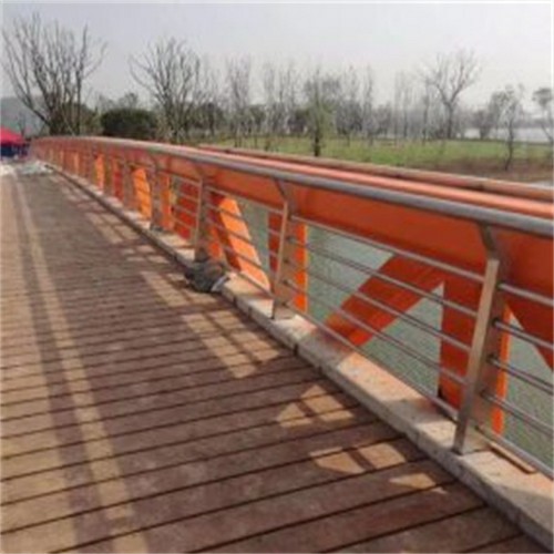 德州不銹鋼復(fù)合管護欄不銹鋼欄桿價格碳素鋼管護欄