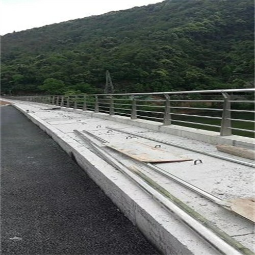 湖北黃岡市拉索燈光護(hù)欄規(guī)格齊全