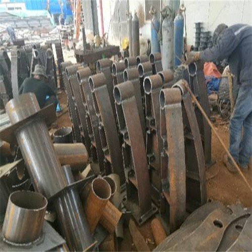 鐵嶺不銹鋼復(fù)合管護欄天橋欄桿不銹鋼復(fù)合管市政欄桿