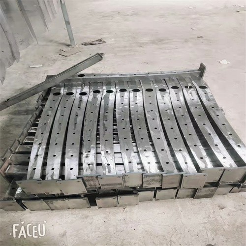 汕尾不銹鋼復(fù)合管欄桿道路防撞欄桿不銹鋼復(fù)合管市政欄桿