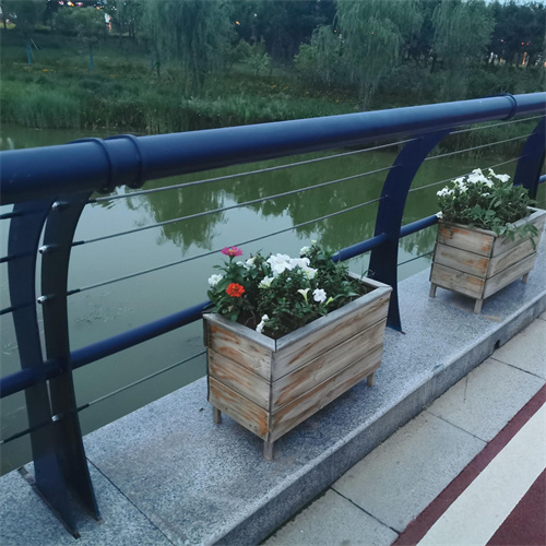 橋梁防撞護欄廠家_量大從優(yōu)不只是質(zhì)量好